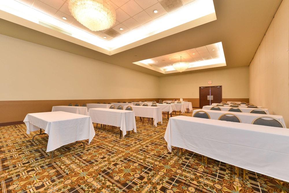 Americas Best Value Inn & Suites Victoria photo 22