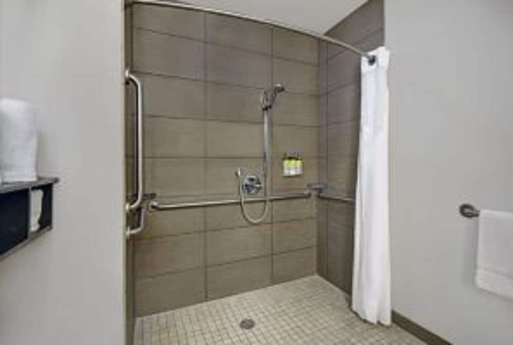 Holiday Inn Express & Suites Detroit Dearborn by IHG photo 36