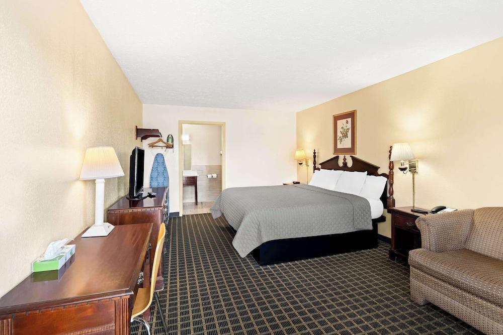 Americas Best Value Inn & Suites Mt. Pleasant photo 11