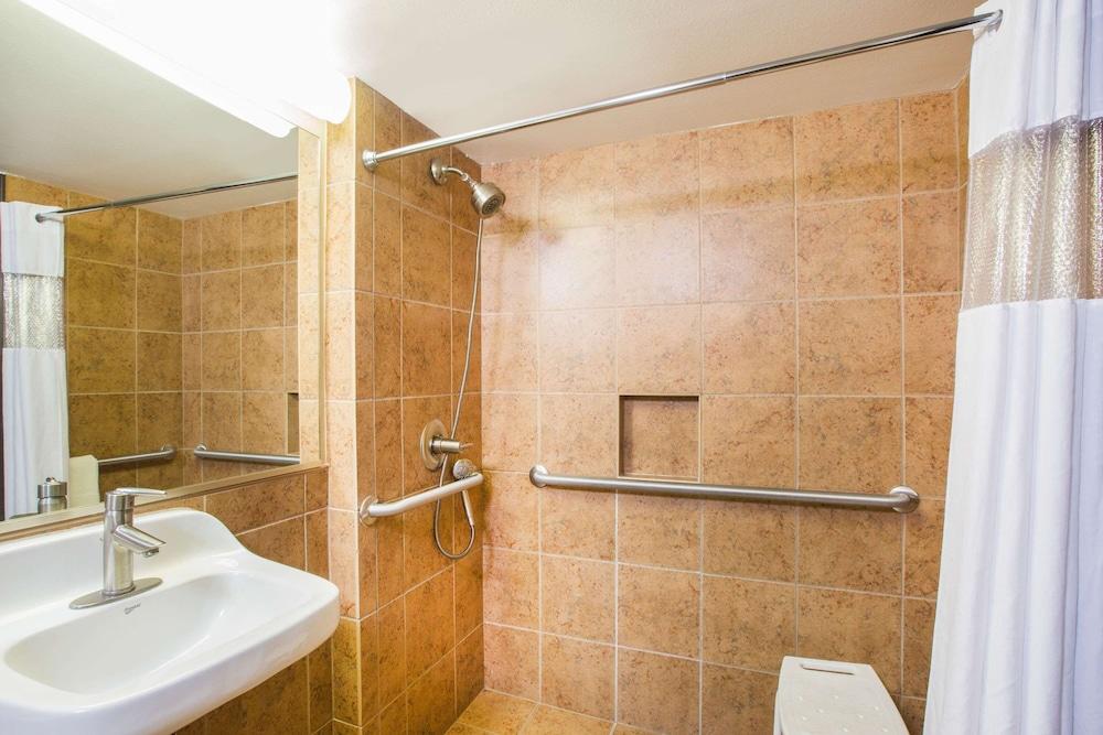 Ramada Tropics Resort & Conf Center by Wyndham Des Moines photo 21