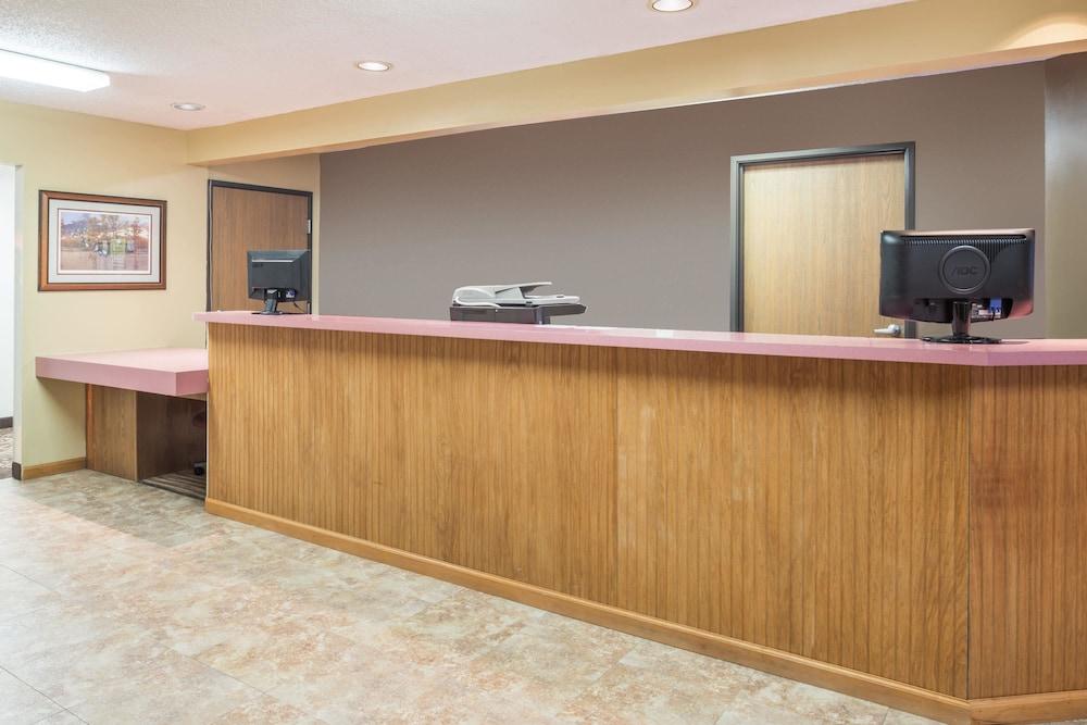 Super 8 by Wyndham Jerseyville photo 9
