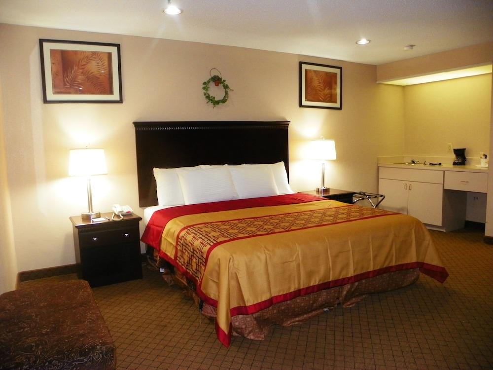 Royalton Inn & Suites photo 15