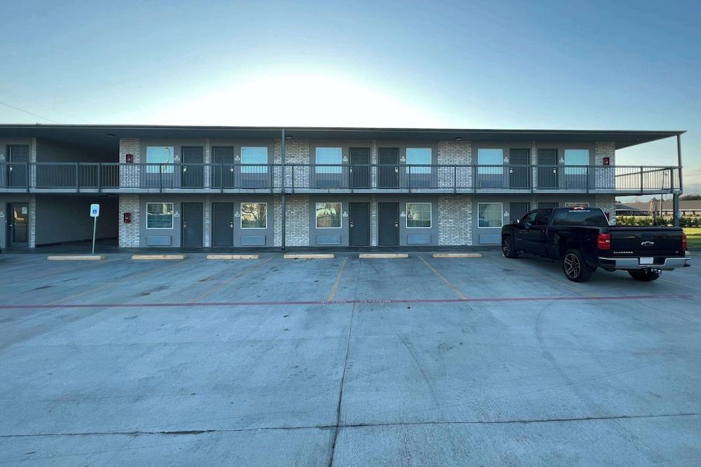Super 8 by Wyndham Sulphur South photo 1