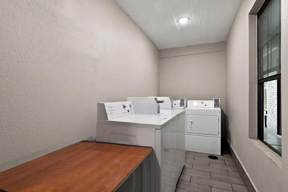 Econo Lodge Inn & Suites Laredo - Nuevo Laredo photo 12