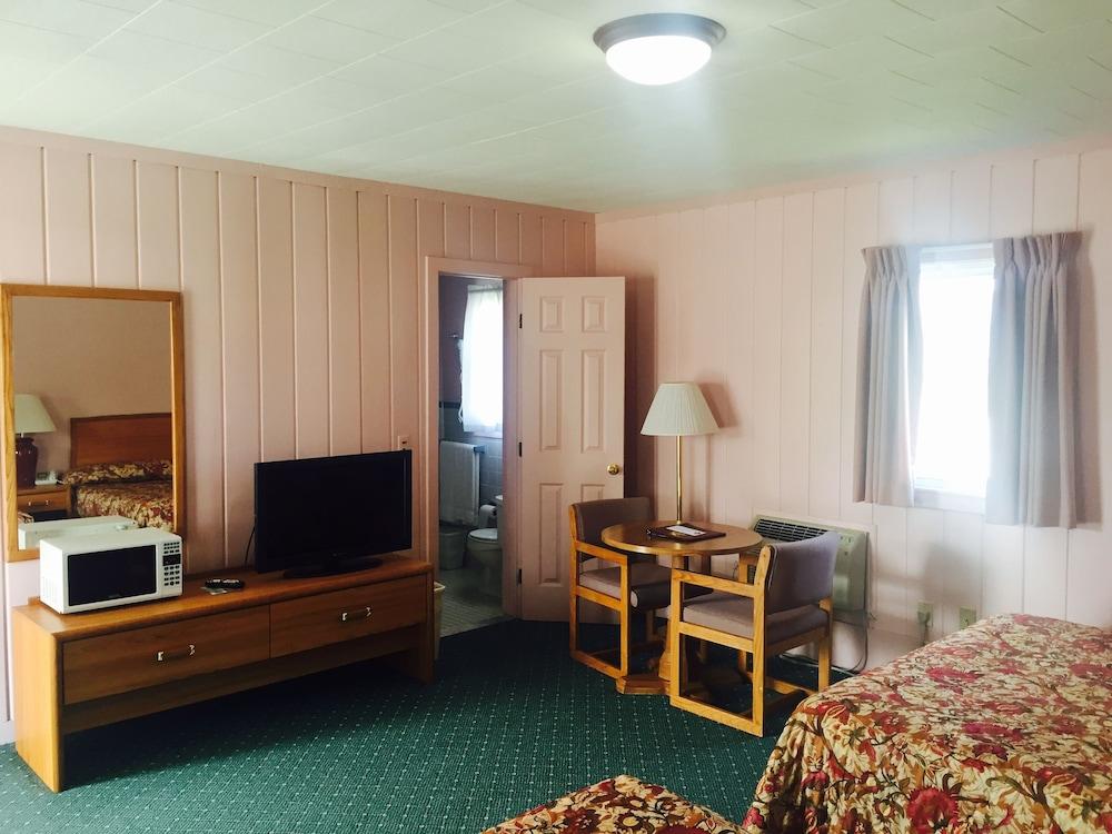 Rainbow Motel photo 10