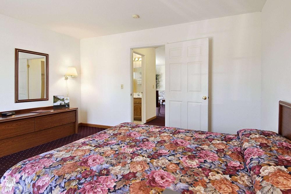 Days Inn by Wyndham Lolo / Missoula Area photo 9