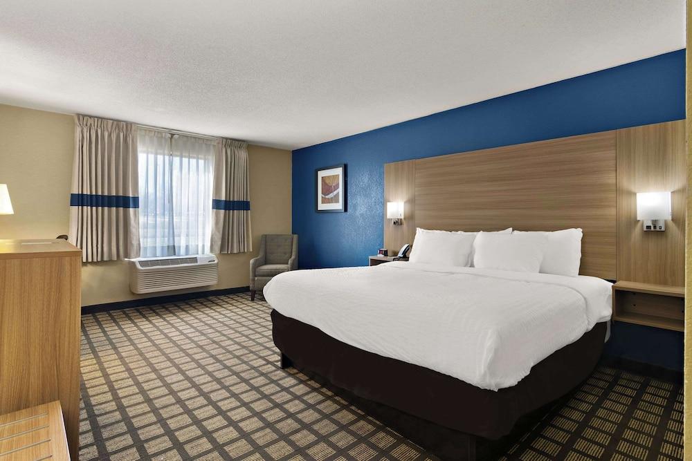 Clarion Pointe Bloomington – Normal near I-55 and University photo 13