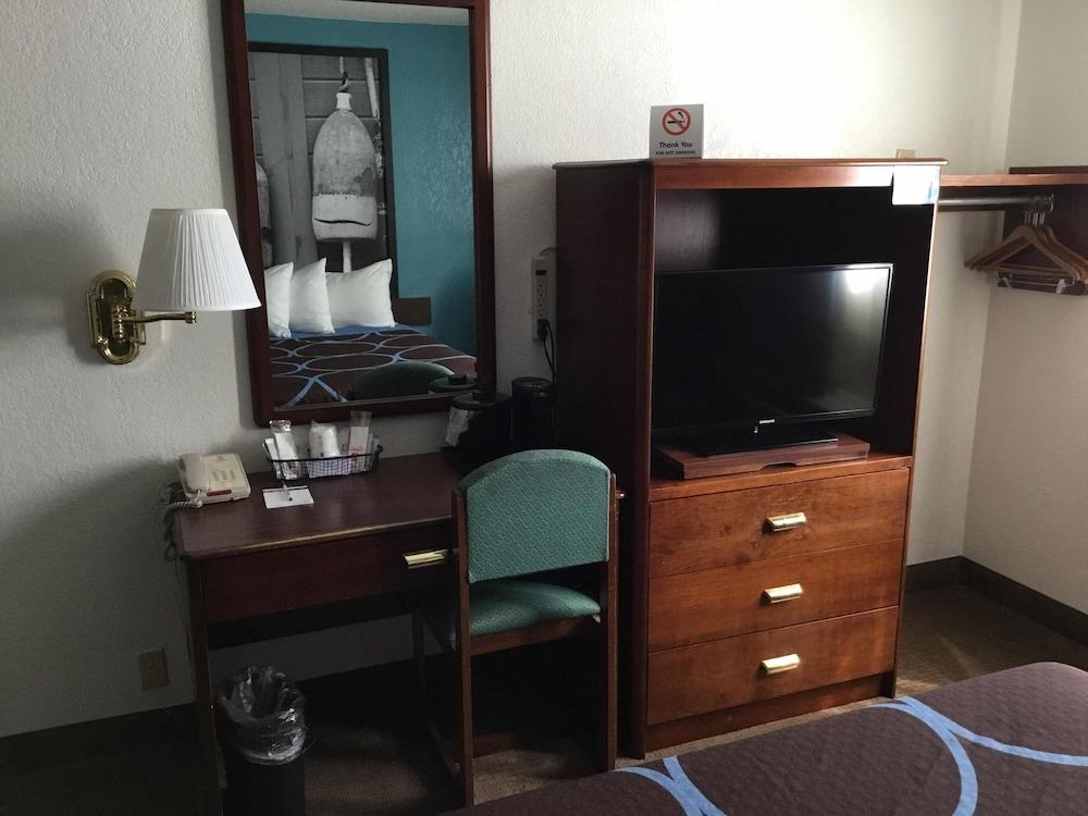 Super 8 by Wyndham Portland ME photo 6