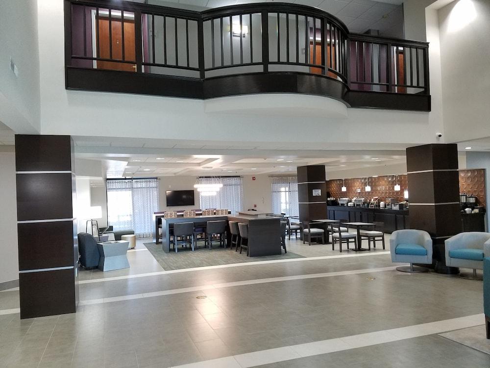 Comfort Inn & Suites Columbus North photo 2