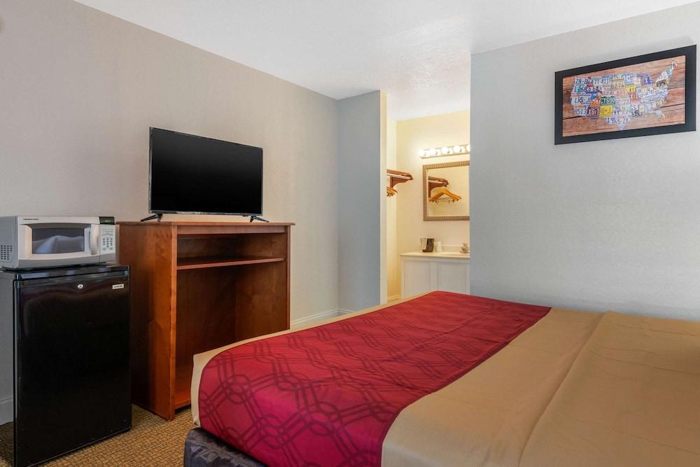Econo Lodge Airport at RJ Stadium photo 15