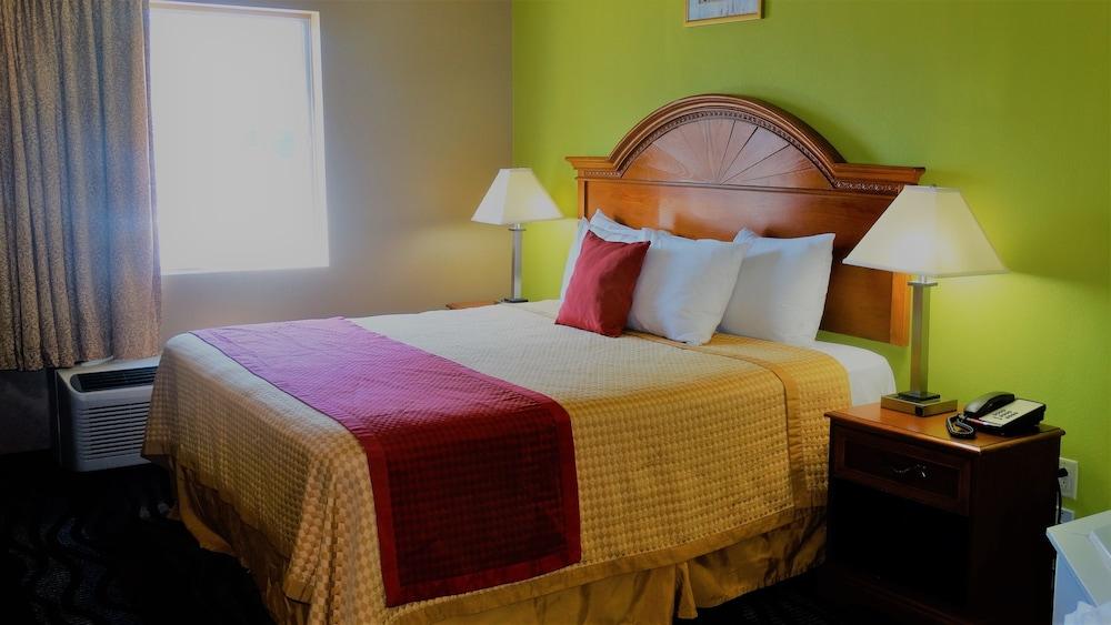 Oak Tree Inn & Suites photo 33