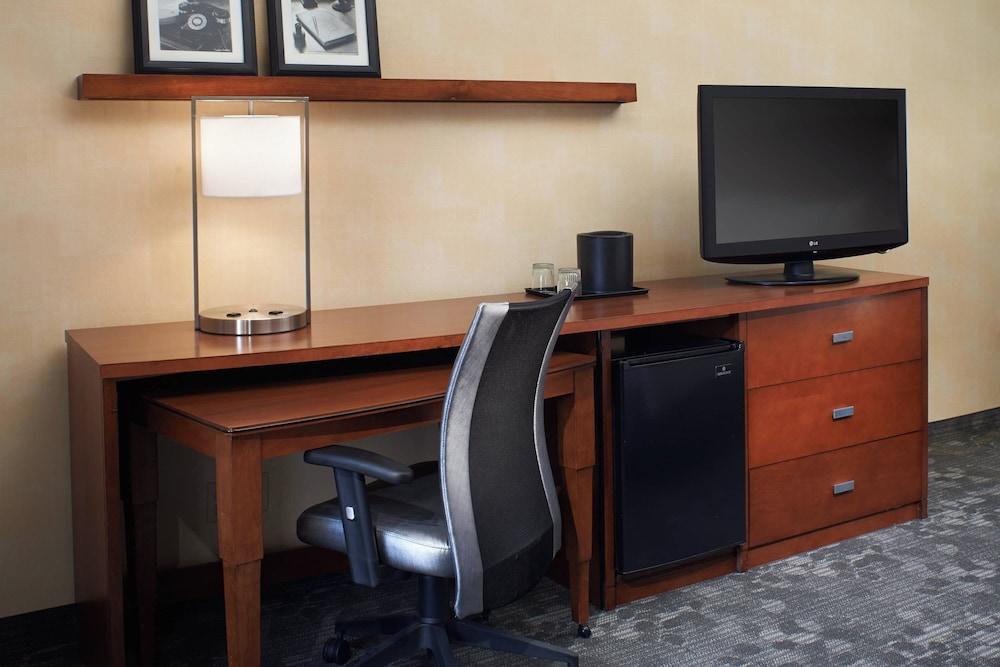 Courtyard by Marriott Detroit Dearborn photo 5