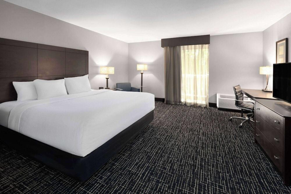 La Quinta Inn by Wyndham Sheboygan photo 9