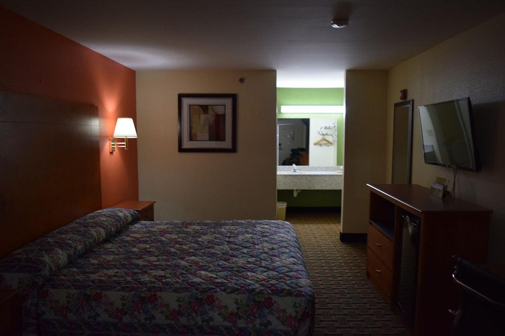 Royal Inn Douglasville photo 8