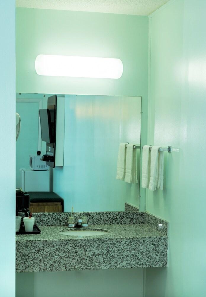 Relax Inn Motel photo 16