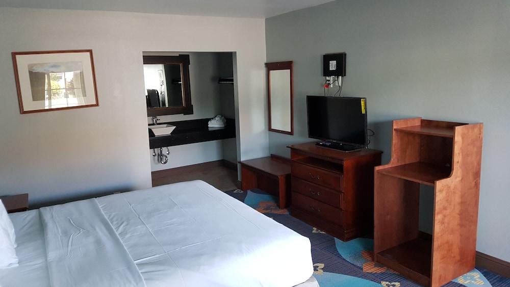 Fortuna Redwood Inn photo 11