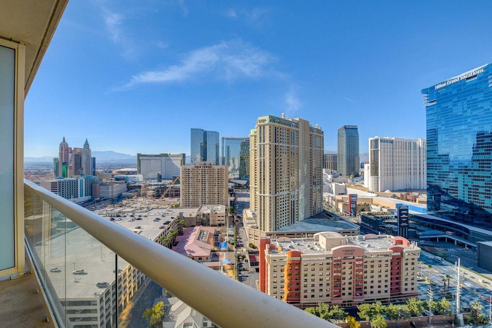 Premium Suite w/balcony at The Signature photo 33