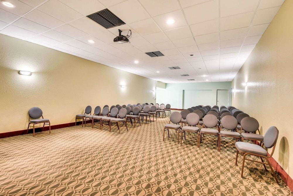 Econo Lodge Tampa near Busch Gardens photo 19