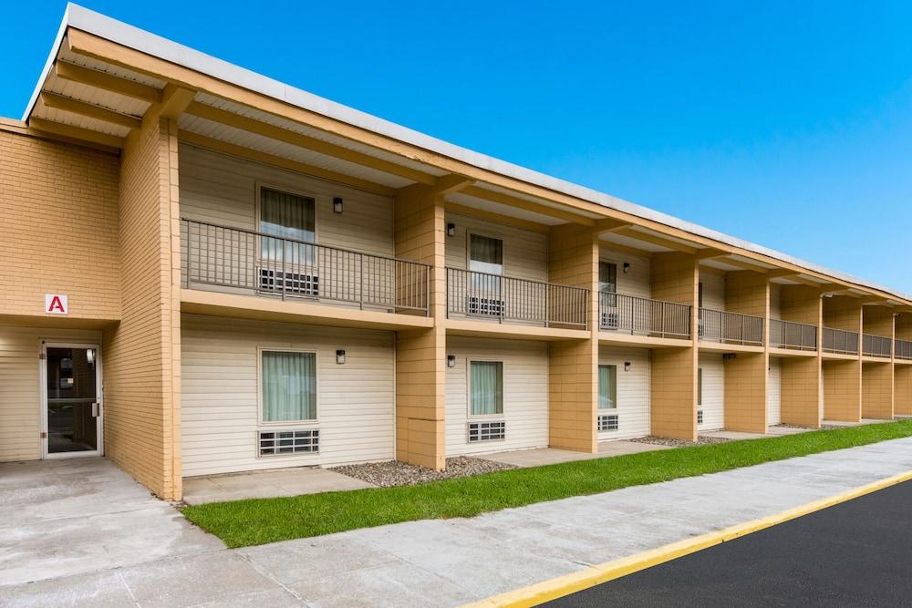 Econo Lodge Inn And Suites photo 9