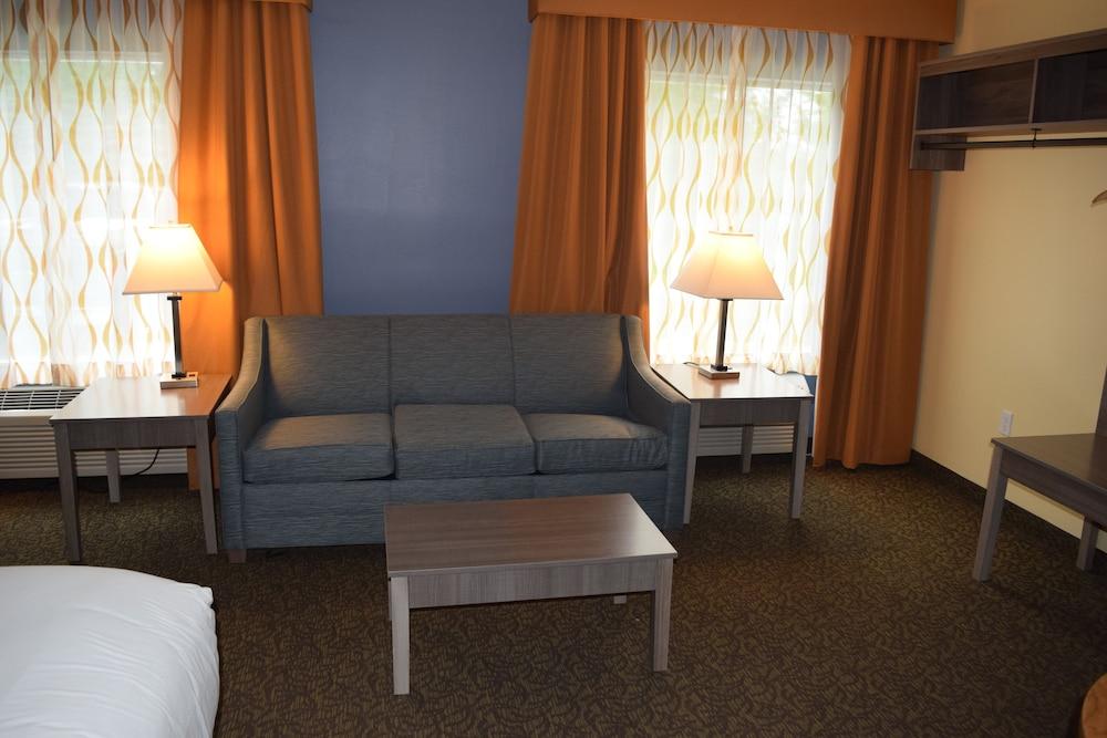 Days Inn by Wyndham Cadillac photo 19