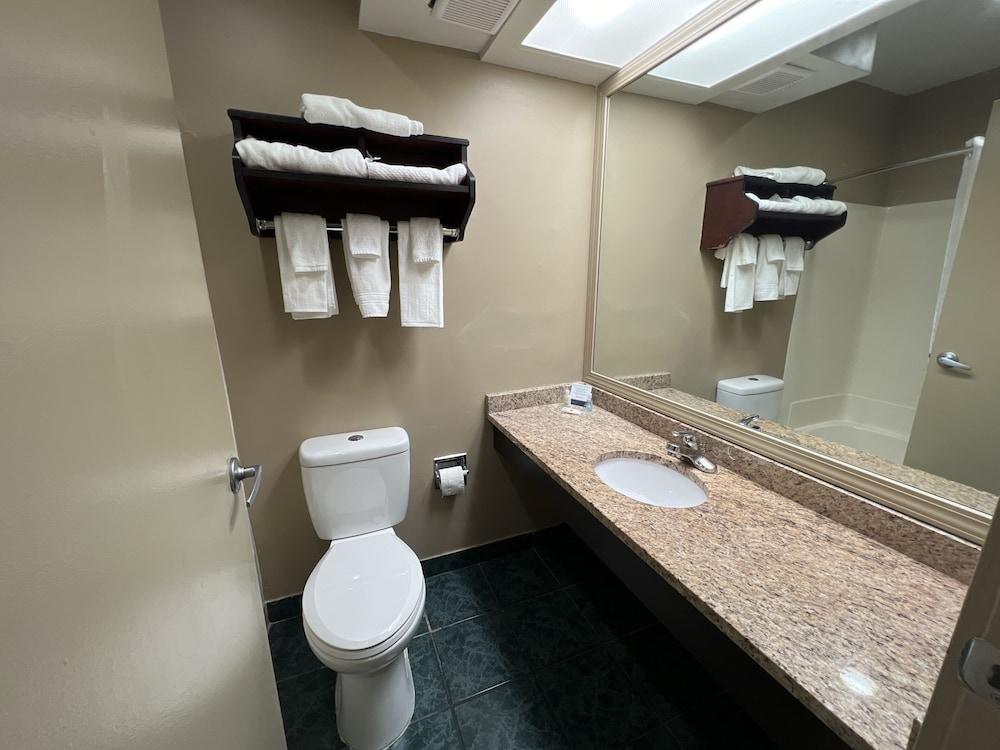 Days Inn & Suites by Wyndham Norton Shores/Muskegon photo 17