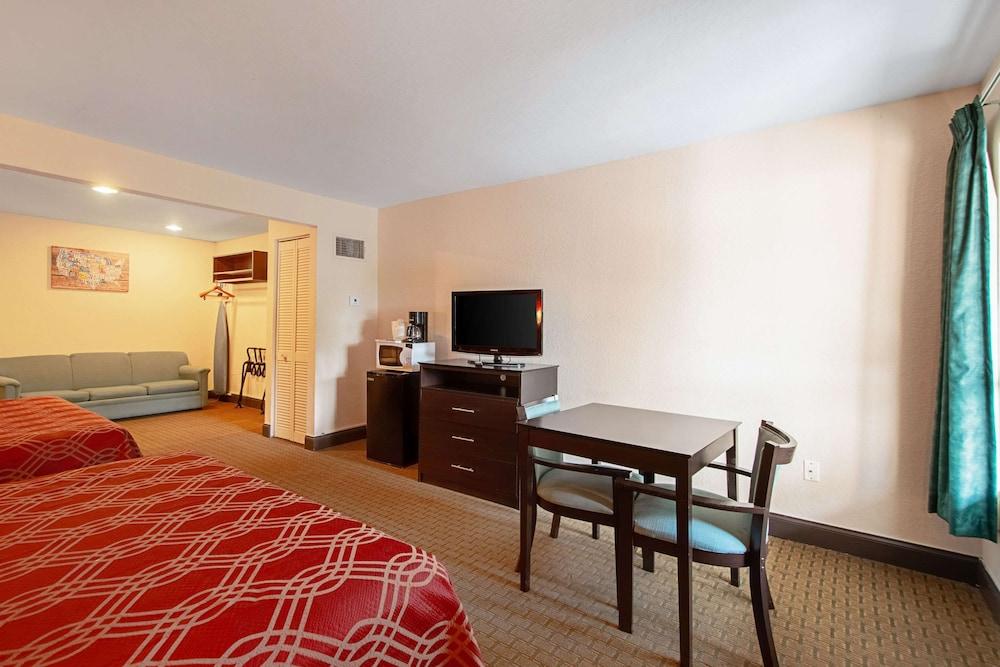 Econo Lodge Inn & Suites Clearwater Central photo 17