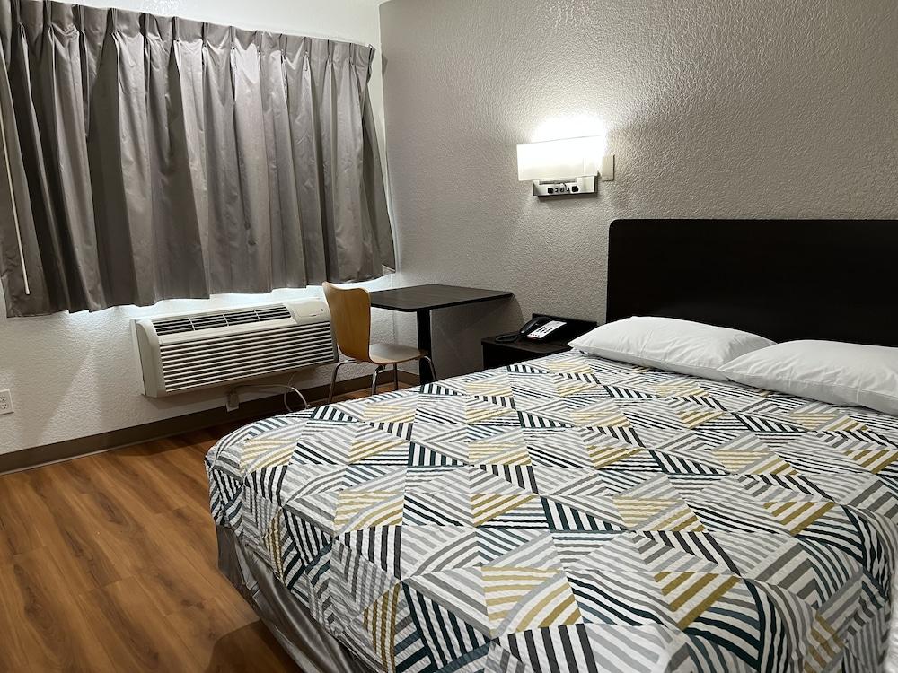 Motel 6 Longview, TX photo 12