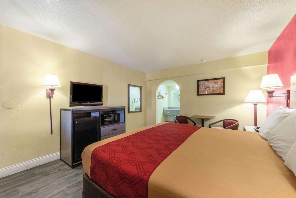 Econo Lodge San Marcos University Area photo 9