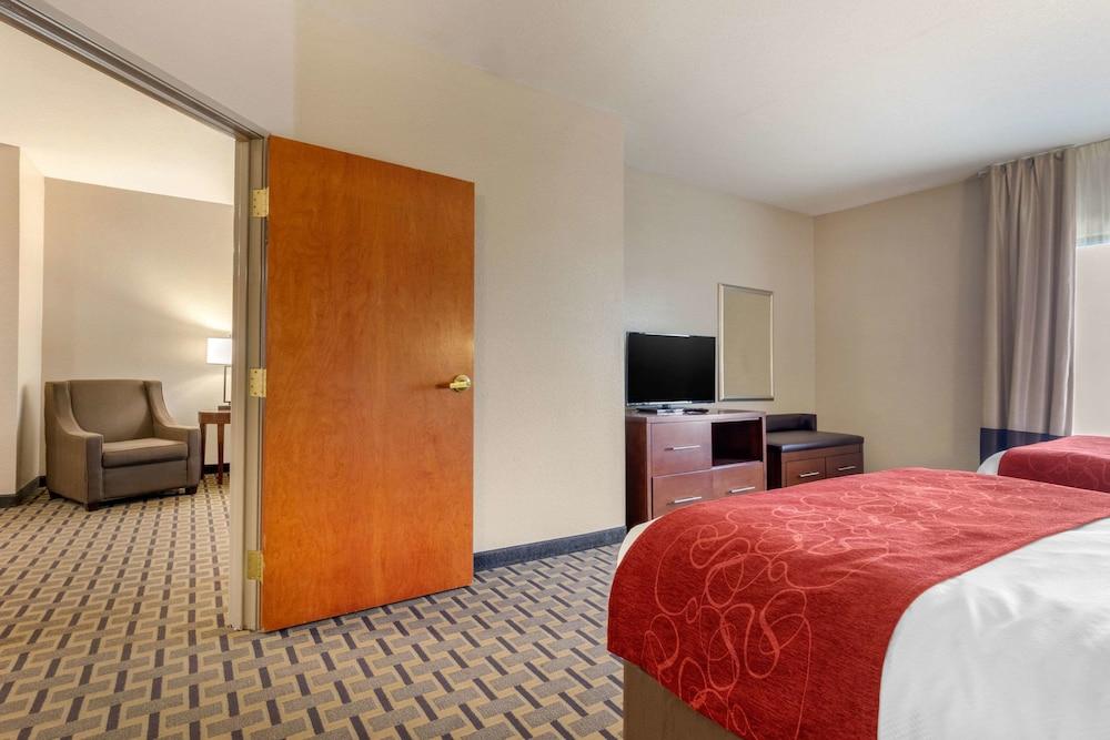 Comfort Suites Rolla photo 23