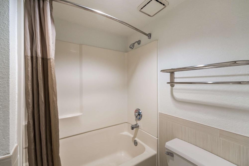 Motel 6 Houston, TX - Brookhollow photo 23