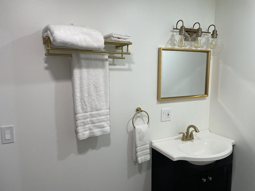 Gatehouse Motel photo 34