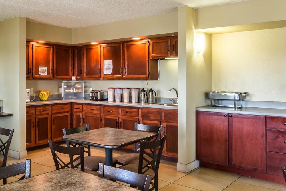 Rodeway Inn photo 3