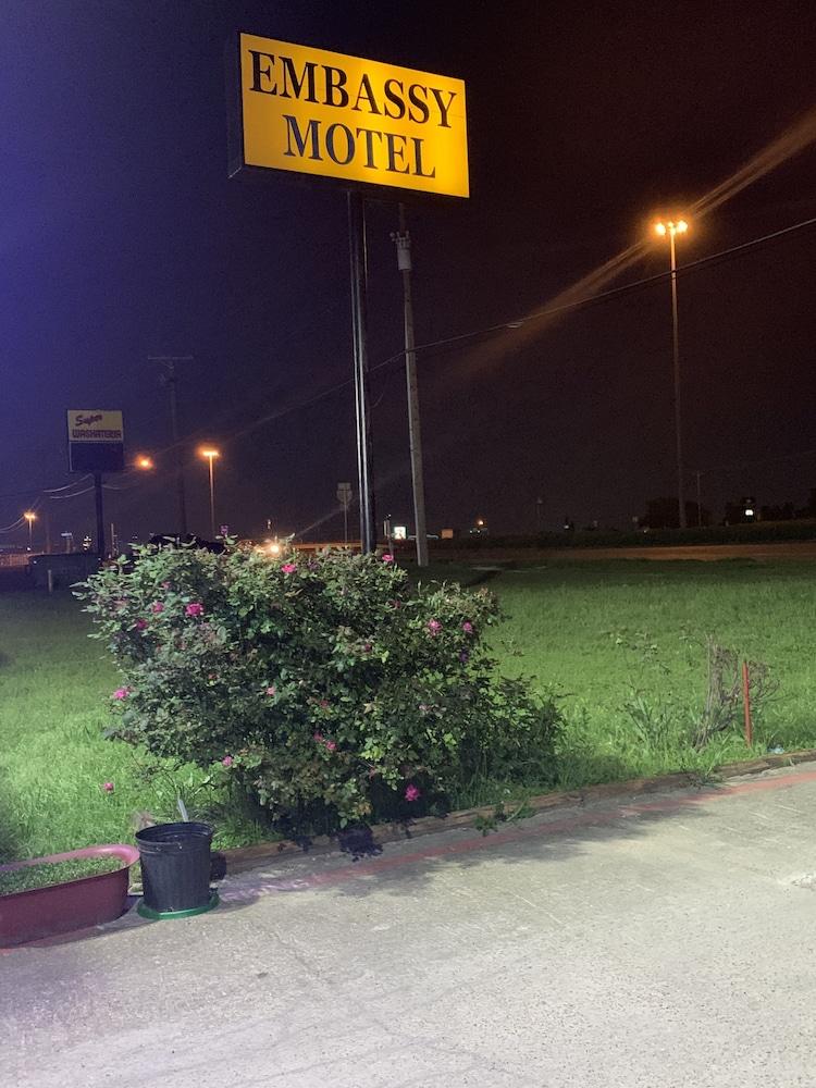 Embassy motel photo 6