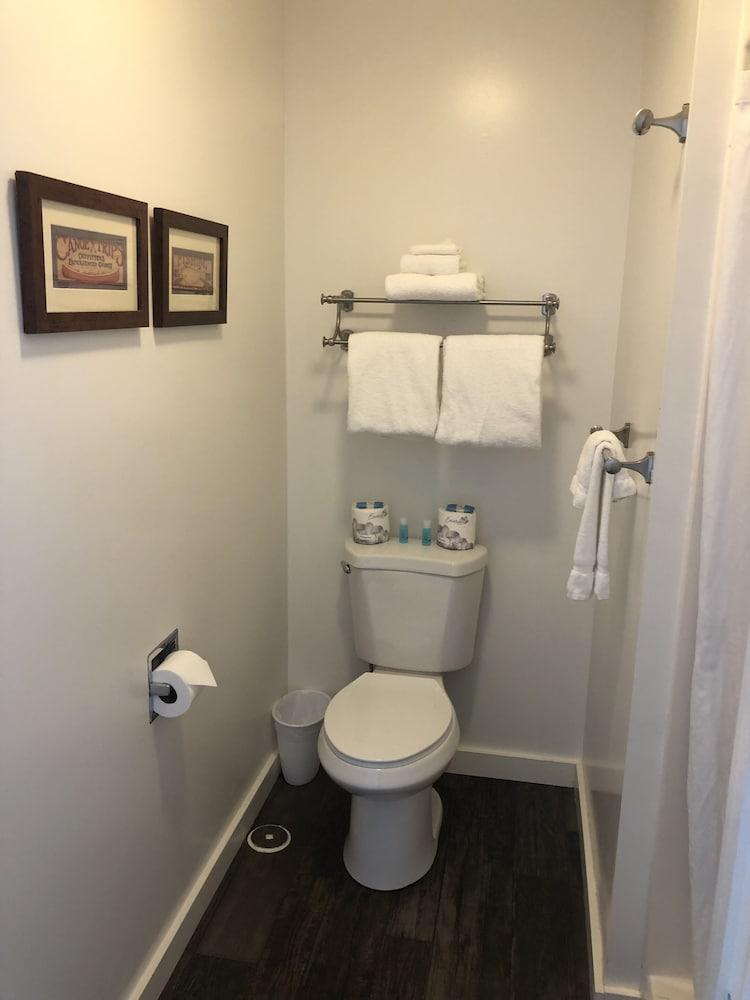Harbor's Edge Motel photo 51