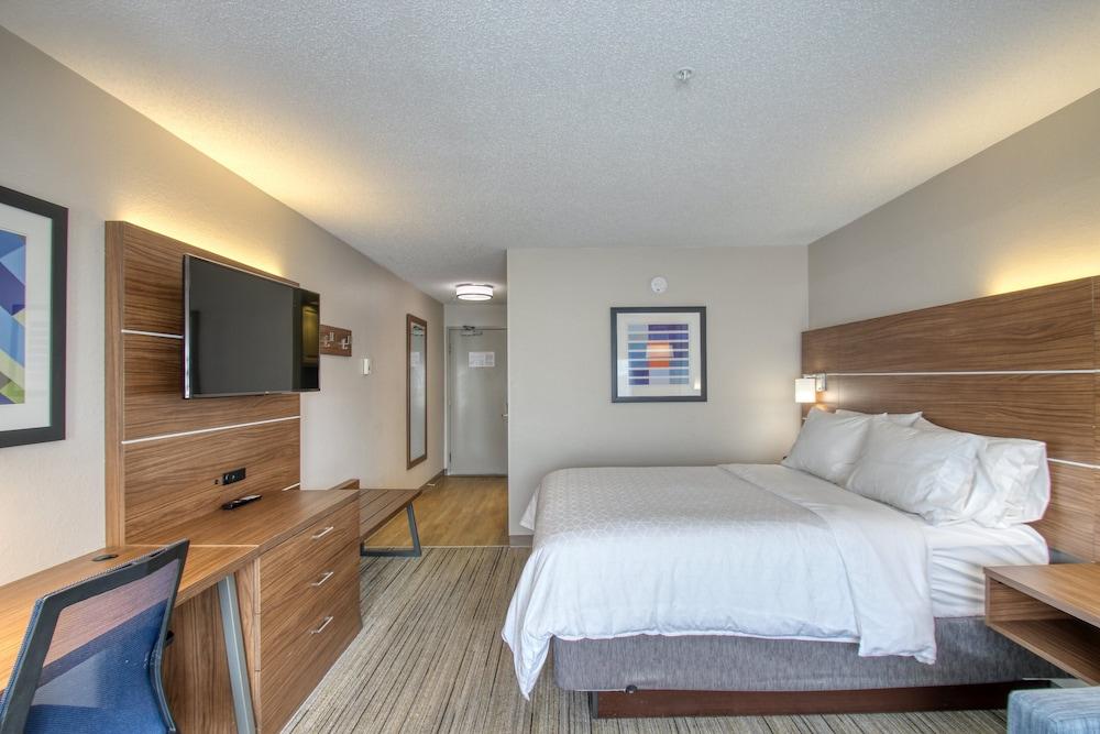 Holiday Inn Express Hotel & Suites Oshkosh by IHG photo 31