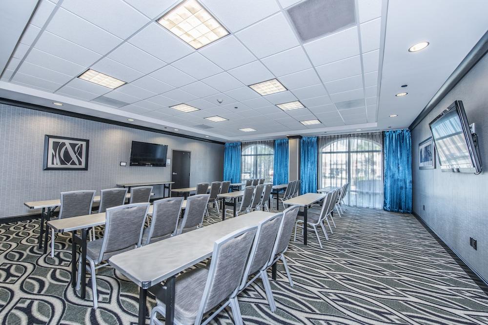 Holiday Inn Express & Suites Charleston Arpt-Conv Ctr Area photo 39