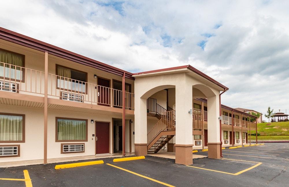 Red Roof Inn Buffalo, TX photo 2
