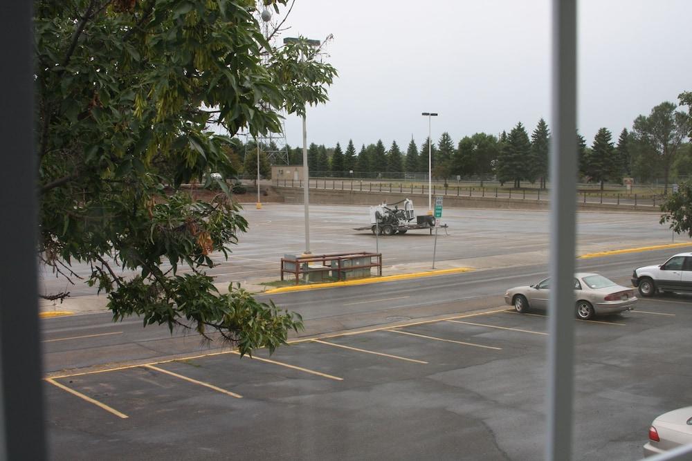 Gladstone Inn & Suites photo 27