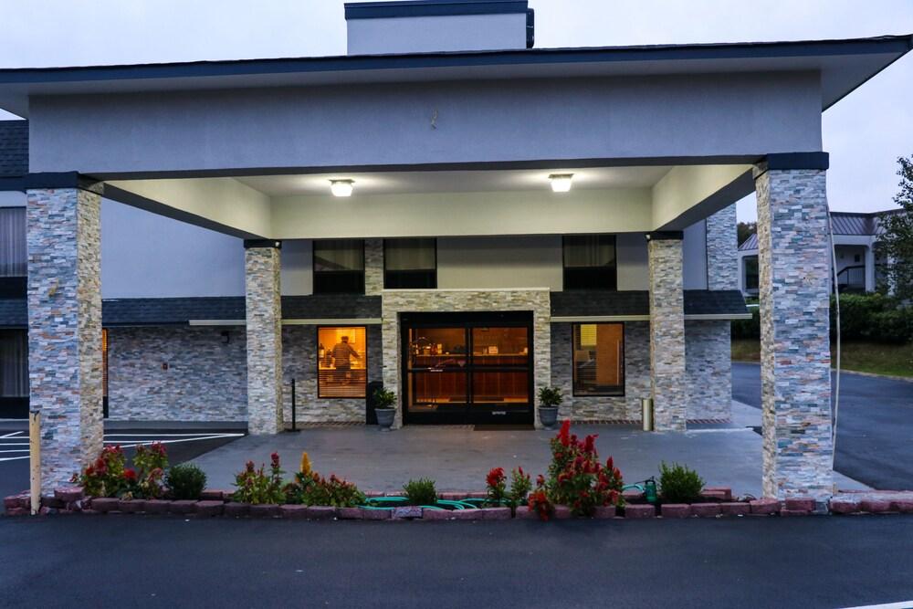 Quality Inn Cleveland North photo 34