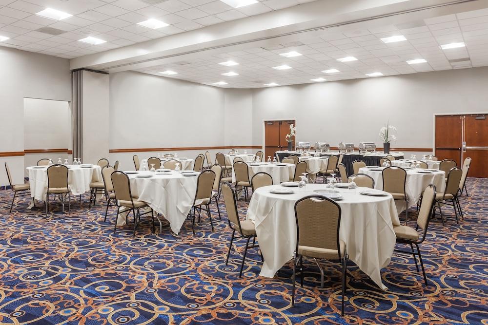 Ramada by Wyndham San Diego National City photo 38
