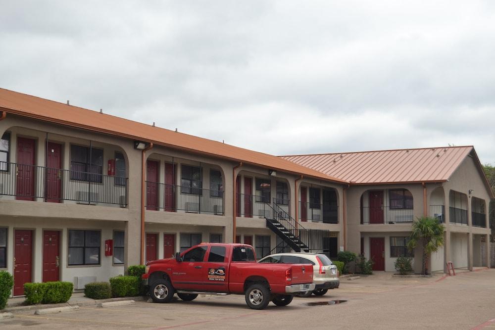 Deluxe INN photo 13