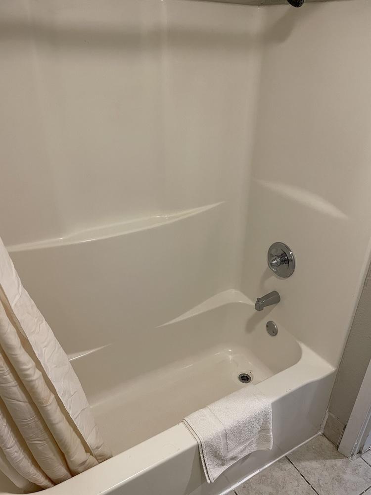 Economy Inn photo 8