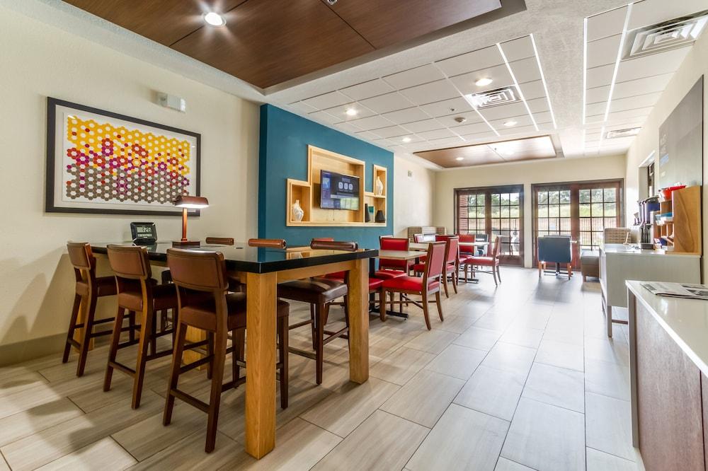 Holiday Inn Express & Suites Hearne by IHG photo 14