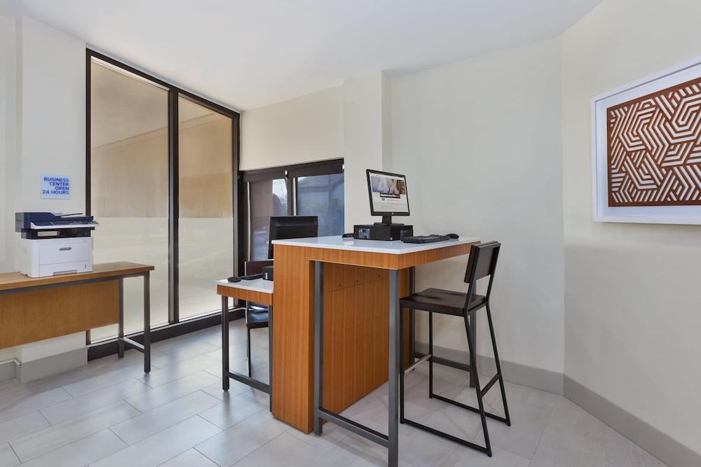 Holiday Inn Express Detroit-Warren by IHG photo 8
