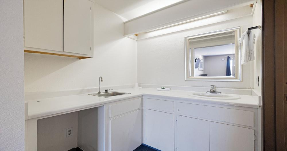 Budget Inn and Suites photo 7