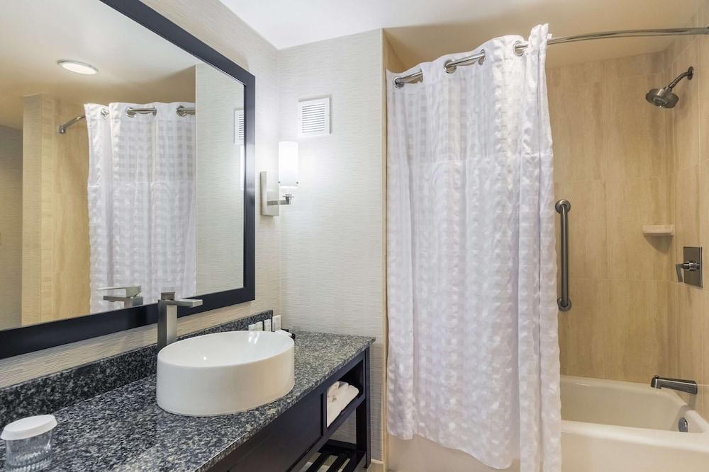 Embassy Suites Newark Airport photo 45