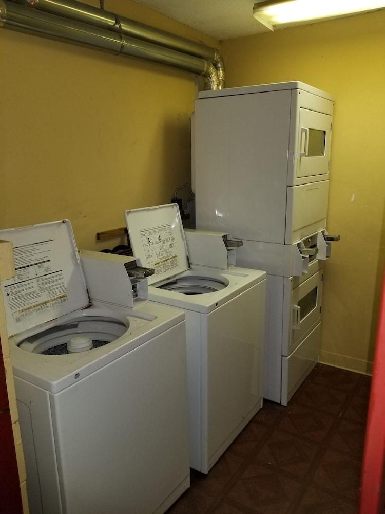Econo Inn photo 8