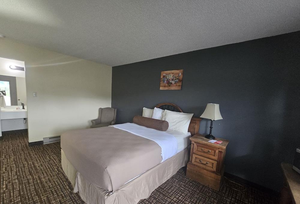 Econo Lodge Eagle Nest photo 43