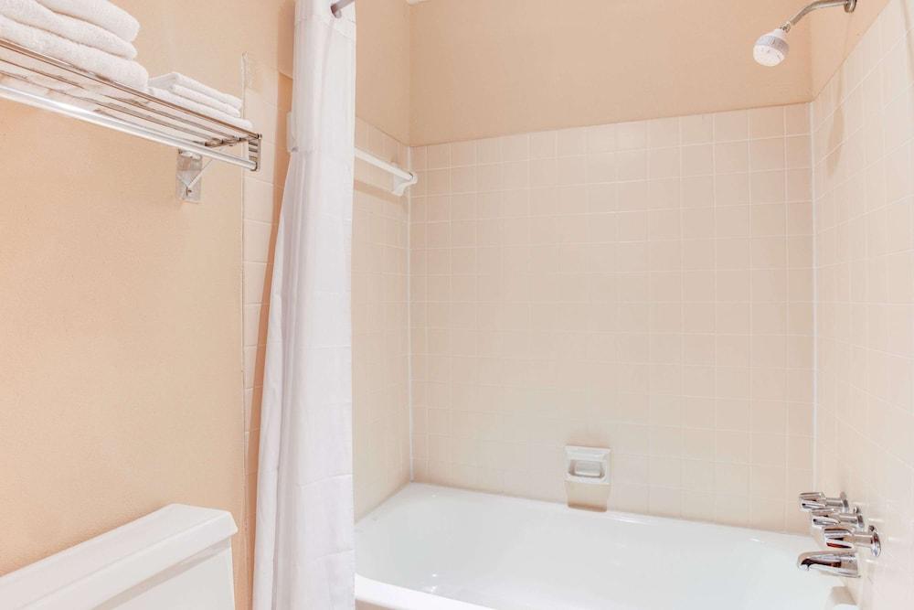 Americas Best Value Inn Aiken photo 12
