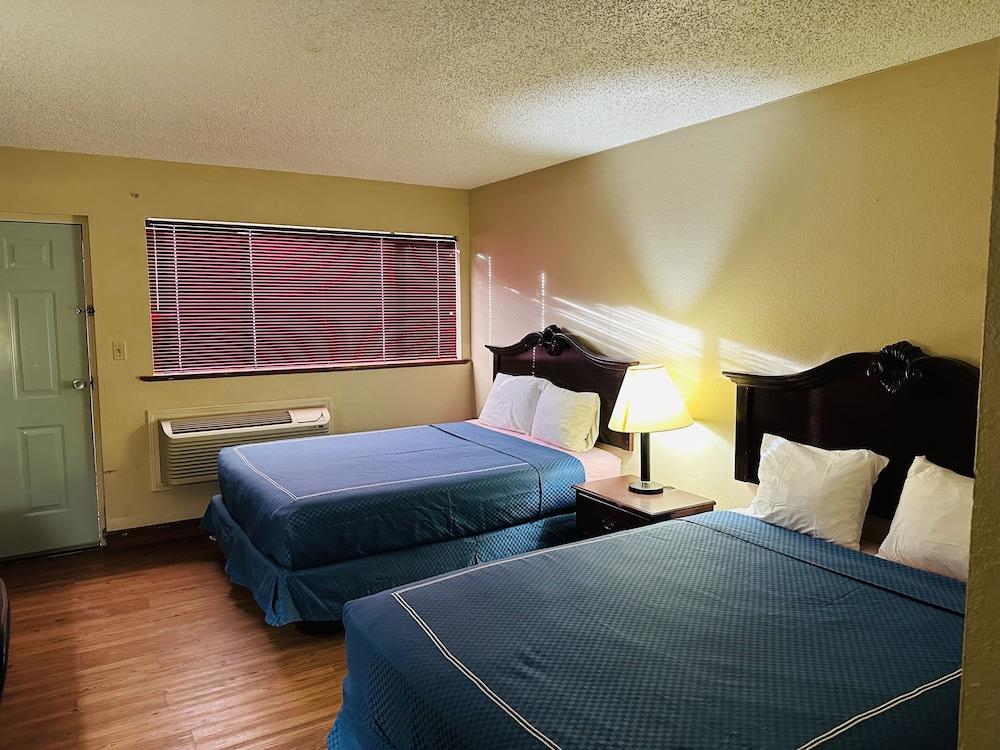 Warrick Plaza Inn photo 11